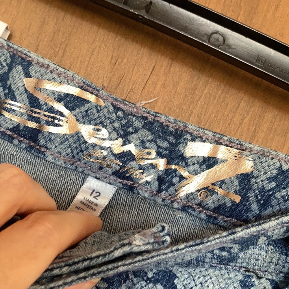 💜$15ifbundle3 Seven7 python print fray hem denim weekend short size 12 - Picture 11 of 17